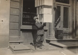 Wagon boy nebo "tail boy" pomáhající nakládat vůz