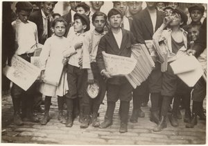 [dav dívek z filmu Newsies, včetně jedné dívky] od Lewis W. Hine