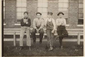 [Skupina chlapců, kteří pracují v továrně na boty Brown Shoe Factory, Moberly, Missouri]