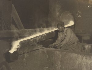 [pomocník formíře, Baldwin Locomotive Plant] od Lewis W. Hine