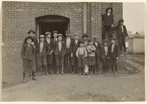 [Polední hodina, King Mfg. Co., Augusta, Georgia] od Lewis W. Hine