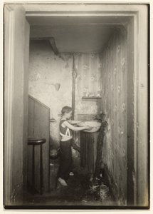 Jeden kohoutek pro celý činžák, N.Y. od Lewis W. Hine