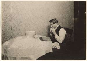 Rolling Cigarettes in N.Y. Tenement/[Domácí úkol]
