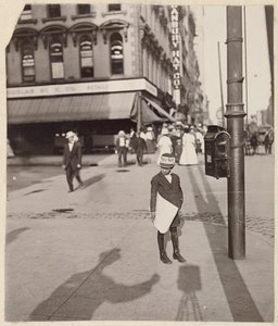 [Autoportrét s novinovým papírem] od Lewis W. Hine