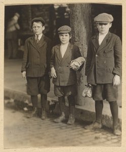 [Tři chlapci na městské ulici v kalhotách a čepicích] od Lewis W. Hine