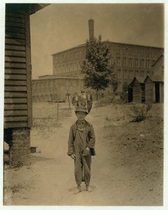 12letý Eddie Norton, vydělává asi 40 centů denně jako metař v Saxon Mill, Spartanburg, Severní Karolína, 1912 od Lewis Wickes Hine