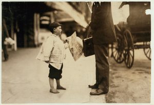 6letý novinář Hyman prodává noviny do 18:00. v Lawrence, Massachusetts, 1911 od Lewis Wickes Hine