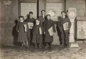 20:30 Skupina novinářů prodává v depu, Hartford, Connecticut. Nejmenšímu chlapci je 11 let, březen 1909 (foto) od Lewis Wickes Hine