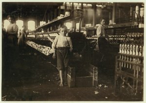 8letý Leo, jen 4 stopy vysoký, sbírá cívky za 15 centů denně v Elk Cotton Mills, Fayetteville, Tennessee, 1910 od Lewis Wickes Hine
