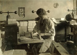 Patnáctiletá dívka stříhá raznice v lisovně Harryho C. Taylora na Court Street 61 v Bostonu ve státě Massachusetts. od Lewis Wickes Hine