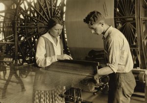 Chlapec a dívka pracující na tkalcovském stavu v továrně Cheney Silk Mills v jižním Manchesteru ve státě Connecticut. od Lewis Wickes Hine