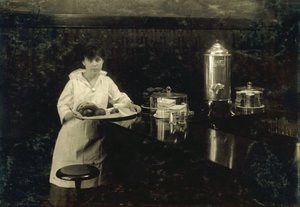 Mladá servírka Delia Kaneová od Lewis Wickes Hine