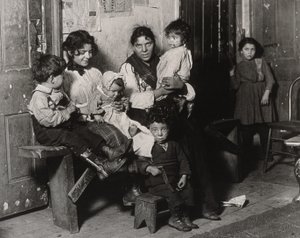 Italský dům poblíž Hull House, Chicago, 1910 od Lewis Wickes Hine