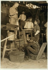 Blower and form boy v Seneca Glass Works, Morgantown, West Virginia, 1908 od Lewis Wickes Hine