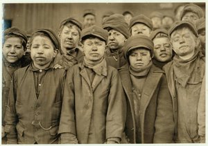 Breaker boys (kteří třídí uhlí ručně) v Hughestown Borough Coal Co. Pittston, Pennsylvania, 1911 od Lewis Wickes Hine
