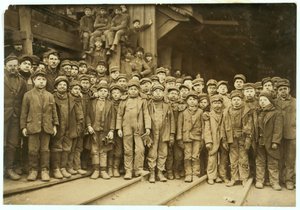 Breaker chlapci, kteří třídí uhlí ručně v Ewen Breaker of Pennsylvania Coal Co, South Pittston, Pennsylvania, 1911 od Lewis Wickes Hine
