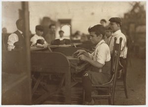 Dětský učeň v De Pedro Casellas Cigar Factory, Tampa, Florida, 1909 od Lewis Wickes Hine