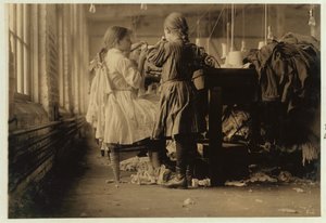 Dětský raveler a looper v Loudon Hosiery Mills, Tennessee, 1910 od Lewis Wickes Hine