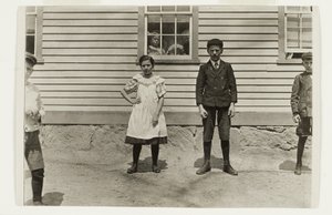 Edward St. Germain a jeho sestra Delia, Phoenix, Rhode Island, duben 1909 od Lewis Wickes Hine