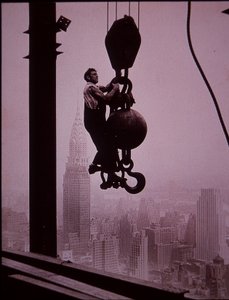 Empire State Building ve výstavbě, zobrazující člena posádky vrtného jeřábu od Lewis Wickes Hine