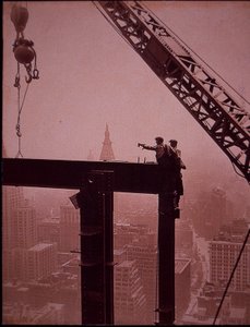 Empire State Building ve výstavbě, ukazující umístění ocelového nosníku od Lewis Wickes Hine