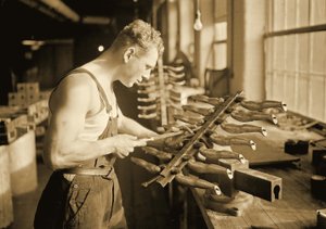 Tovární dělník ve společnosti Paragon Rubber Company, Massachusetts. 1936 od Lewis Wickes Hine