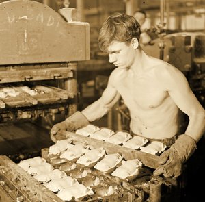 Tovární dělník ve společnosti Paragon Rubber Company, Massachusetts. 1936 od Lewis Wickes Hine