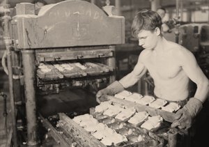 Tovární dělník ve společnosti Paragon Rubber Company, Massachusetts. 1936 od Lewis Wickes Hine