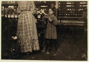 Fannie, 48 palců vysoká, 7 let, jedno z 19 dětí, které pomáhají své sestře v Elk Mills, Fayetteville, Tennessee, 1910 od Lewis Wickes Hine