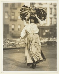 První práce v Americe, italský přistěhovalec nosí oděvy do činžovního domu od Lewis Wickes Hine