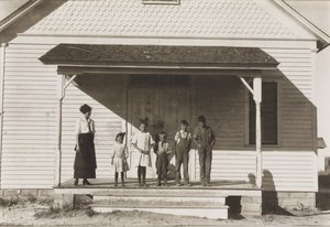 Pět žáků přítomných ve škole č. 6, okres 3, Fort Michigan, Colorado, 1915 od Lewis Wickes Hine