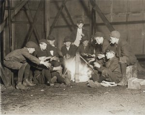Gang of Newsboys ve 22:00, 1910 od Lewis Wickes Hine
