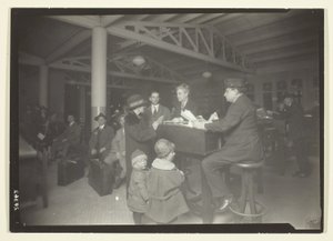 Německá rodina, tlumočník a zapisovatel na Ellis Islandu od Lewis Wickes Hine