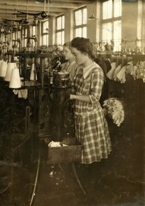 Dívky vyrábějící punčochy v Ipswich Mills v Bostonu, Massachusetts od Lewis Wickes Hine
