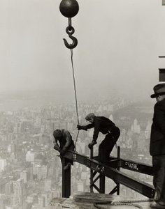 Vysoko na Empire State Building, N.Y. od Lewis Wickes Hine