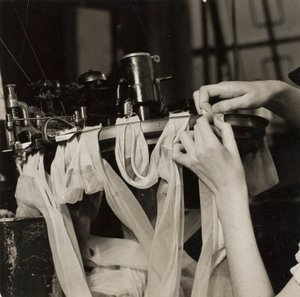 Pracovník v punčochářství od Lewis Wickes Hine