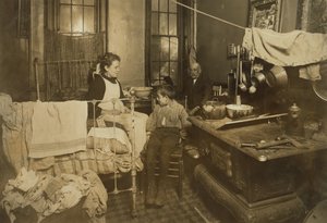 Jimmie Chinquanana kategorie „pod třídou“, doma v New Yorku za rodinným obchodem, 1913 od Lewis Wickes Hine