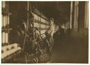 John Dempsey, 11 nebo 12 let, sobotní dělník v místnosti na předení mul v Jackson Mill, Fiskeville, Rhode Island, 1909 od Lewis Wickes Hine