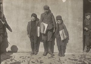 John Pento, 14 let, Daniel a Angelo Pento, 7 let, prodávají noviny..., 3348. od Lewis Wickes Hine