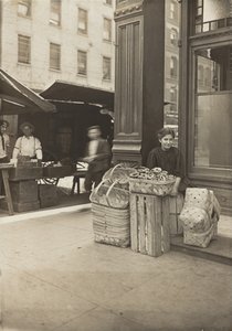 Lena Lochiavo - 11 let, prodavačka košíků a preclíků, na Sixth Street Market před salonem od Lewis Wickes Hine