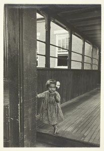 Dívka stojící u vchodu do galerie od Lewis Wickes Hine