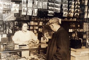 Mary Creedová, 14 let, prodává doutníky, asi 1930 od Lewis Wickes Hine