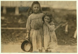 Maud a Grade Daly, 5 a 3 roky starý, sbírají každý den hrnec krevet pro společnost Peerless Oyster Company, Bay St. Louis, Mississippi, 1911 od Lewis Wickes Hine