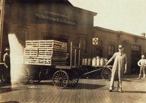 Muži před skladištěm Wells Fargo und Co Express s přepravkami a plechovkami od mléka, Springfield, Missouri, 1916 od Lewis Wickes Hine