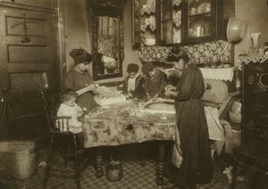 Paní Mette a její děti (Josephine 13, Nicholas 6 a Johnnie 8 vydělávají dohromady jen 40-50 centů denně) vyrábějící květiny ve špinavém newyorském činžáku, 1911 od Lewis Wickes Hine