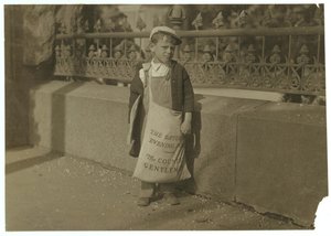 Novinář Freddie Kafer, 5 nebo 6 let, prodává sobotní večerní příspěvky u vchodu do State Capitol, Sacramento, Kalifornie, 1915 od Lewis Wickes Hine