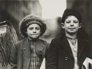 Newsies, Newark, New Jersey, prosinec 1909 (želatinový stříbrný potisk) od Lewis Wickes Hine