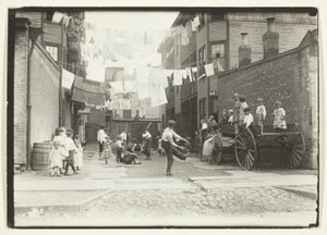 Dětské hřiště v mlýnské vesnici (Playground in a Tenement Alley), Boston od Lewis Wickes Hine