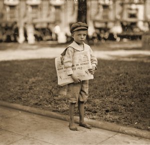 Portrét prodavače novin, c.1910 od Lewis Wickes Hine