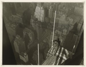 Raising the Mast, Empire State Building, 1931 (želatinová stříbrná fotografie)